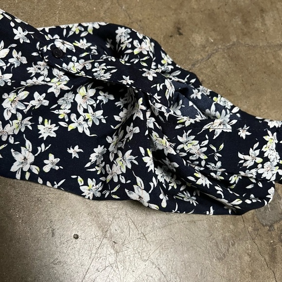 Flower print romper with deep v neckline - Picture 3 of 8